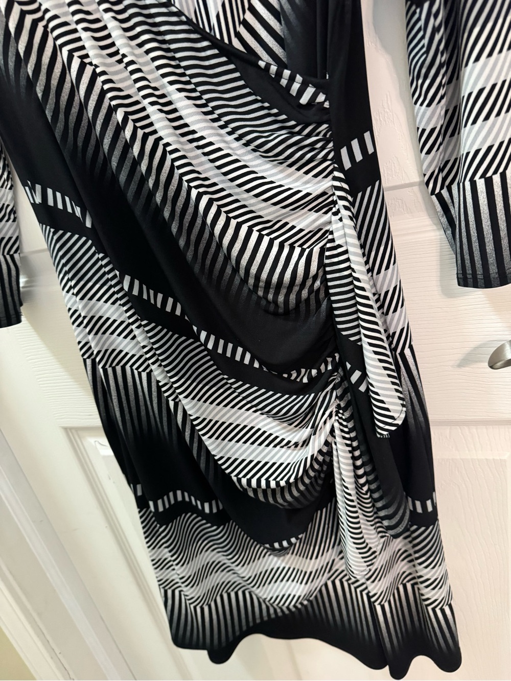 New York & Co Woman’s Size L Faux Wrap Dress Ruched Black & White - Picture 4 of 10